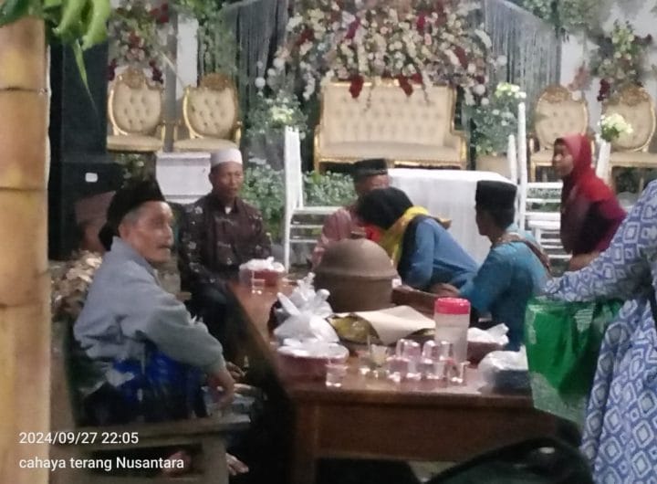 Bapak Rajiman dan Ibu Darmi menggelar nyibak bubakan