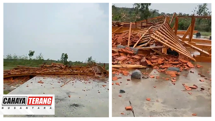 hujan angin robohkan balai desa di bojonegoro